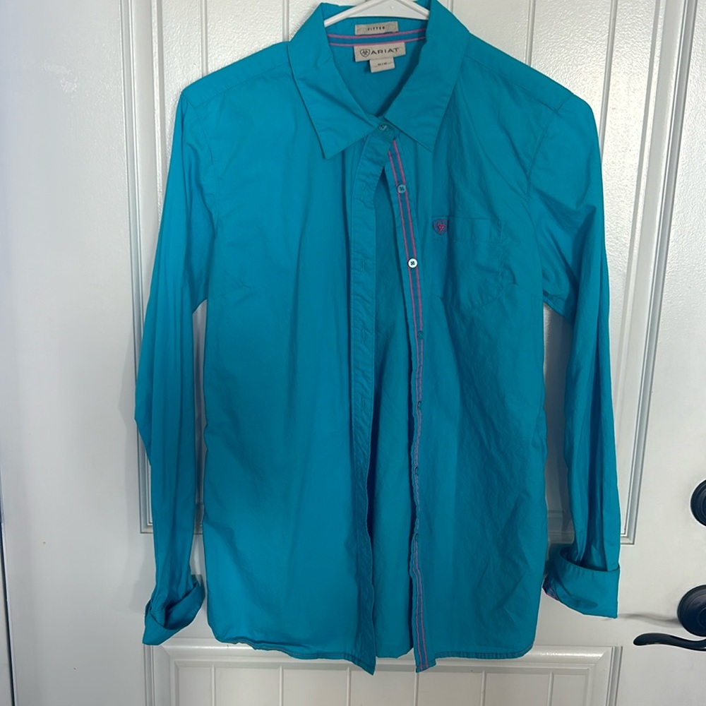 Woman’s Ariat turquoise fitted shirt